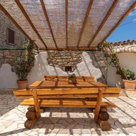 Hiza Bratovici Holiday home *