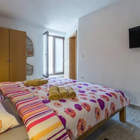 Hiza Bratovici Holiday home *